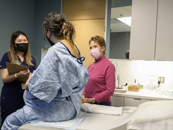 UArizona College of Nursing Doctor of Nursing Practice student interviews a pregnant patient during a clinical immersion session. 